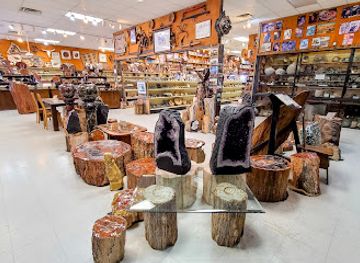 arizona/petrified-forest-national-park/shop/grays-rock-shop