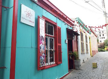 chile/valparaiso/barrio-puerto/shop/rojo-galeria-arte-y-diseno-galeria-de-pintores-artesanos-y-disenadores-nacionales