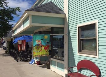 michigan/sleeping-bear-dunes-national-lakeshore/shop/front-porch-gift-shop