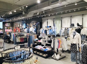 spain/tarragona/shop/stradivarius