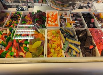 iceland/dynjandi-waterfall/shop/hamona-mini-market-grill