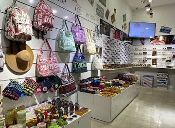 vietnam/nha-trang/vinpearl-land/shop/robin-ruth-vietnam