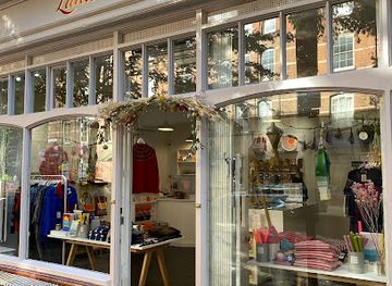 united-kingdom/london/shop/luna-curious