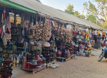 myanmar-burma/golden-rock/shop/manuha-temple