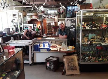 louisiana/caddo-lake/shop/timeline-antiques-collectibles