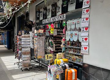 spain/catalonia/shop/maxmax-souvenirs