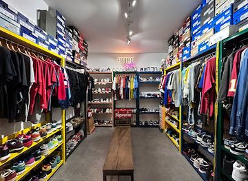 italy/rome/trastevere/shop/vintage-by-retro-best-vintage-store-rome-secondhand-vintage-sneakers-used-clothing-thrift-shop-vintage-a-roma