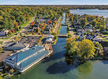 indiana/the-lakes-region/shop/village-at-winona