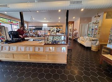 missouri/st-louis/forest-park/shop/holliday