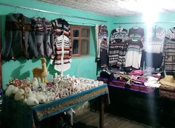 bolivia/salar-de-uyuni/shop/mercado-artesanal-hacia-el-mar