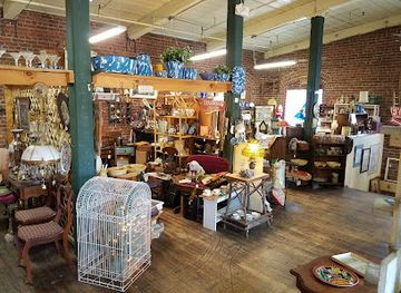 connecticut/bear-mountain/shop/antiques-on-the-farmington