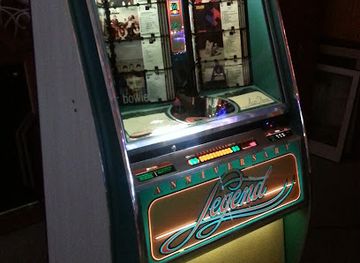 illinois/great-river-road/shop/waggoners-riverroad-antiques