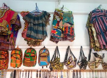 ghana/elmina/shop/seaside-souvenirs-shop