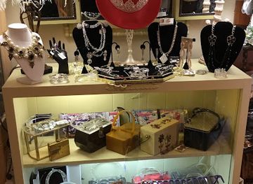 missouri/lake-of-the-ozarks/shop/a-vintage-boutique
