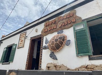 cabo-verde/praia-do-curral-velho/shop/laboratorio-de-ceramica-alcides-morais