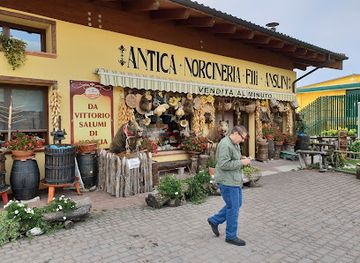 italy/val-d-orcia/shop/bindi-enzo-shop-pecorino-meats-and-tastings