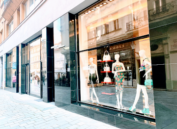 slovakia/bratislava-region/shop/luxury-brands-givenchy-balmain-chloe-moncler-lanvin-off-white-vetements-and-more