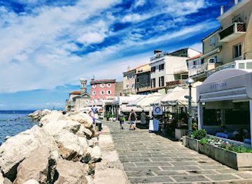 slovenia/coastal-karst/shop/tartinijev-trg