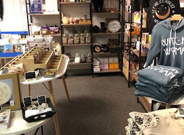 rhode-island/bristol-county/shop/la-strega-luna-boutique