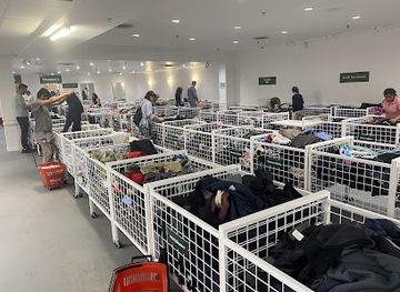 canada/golden-horseshoe/shop/shmata-thrift-store