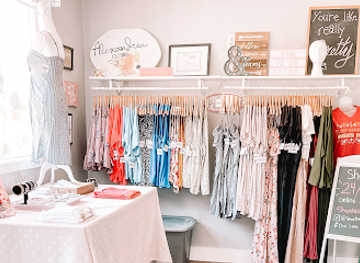 new-hampshire/lake-winnipesaukee/shop/chic-lane-boutique