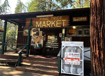 california/yosemite-national-park/shop/pine-tree-market