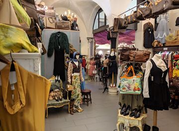 italy/florence/shop/street-doing-vintage-couture