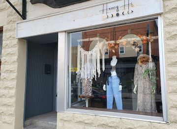 canada/ottawa-valley/shop/honey-hi-boutique
