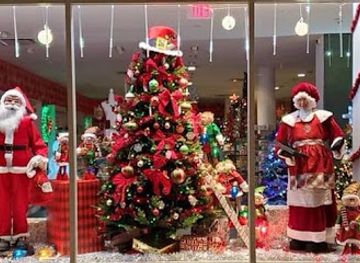 maine/bar-harbor/shop/christmas-vacation-shop-changing-seasons