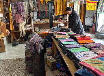 bhutan/mongar/shop/chencho-handicraft-weaving-center