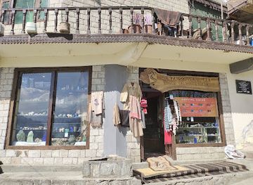 pakistan/karakoram-highway/shop/hunza-souvenir-art-stones-for-stolen-hearts