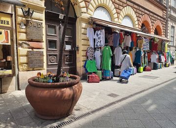 hungary/budapest/shop/budapest-souvenir-shop