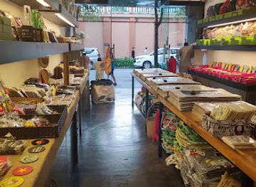 vietnam/northwest/shop/cua-hang-hoa-hoa-saigon-kitsch