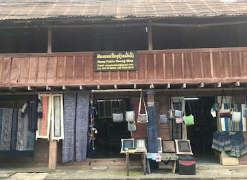 laos/central-laos/shop/hemp-fabric-hmong-shop