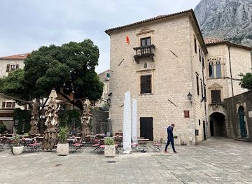 montenegro/perast/shop/hard-rock-cafe-souvenir-rock-shop