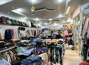 maldives/gnaviyani-atoll/shop/guyz-girlz