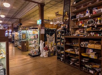 pennsylvania/dutch-country/shop/burning-bridge-antique-market