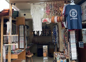 indonesia/gili-islands/shop/art-shop-and-pearl-jewelry