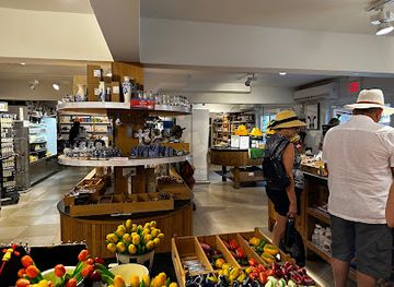 sint-maarten/fort-amsterdam/shop/amsterdam-cheese-and-liquor-store