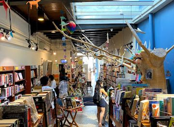 singapore/chinatown/shop/littered-with-books