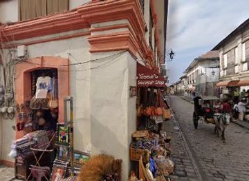 philippines/vigan/shop/havaianas-red-dot-botique