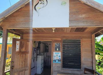 belize/hopkins/shop/christina-s-hair-giftshop