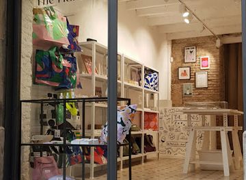 spain/barcelona/shop/the-hands