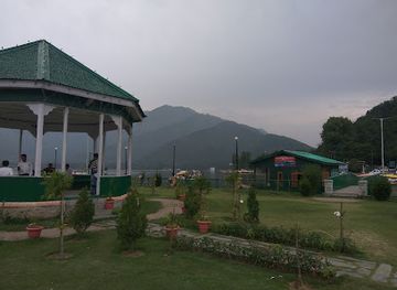 india/kashmir-great-lakes/shop/chinar-mega-mall