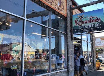 montana/yellowstone-national-park/shop/yellowstone-t-shirt-co