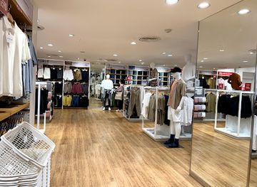 thailand/pattaya/shop/uniqlo-centralfestival-pattaya-beach-store