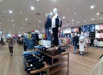 indonesia/riau/shop/uniqlo-living-world-pekanbaru