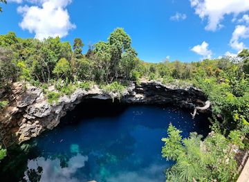 the-bahamas/rum-cay/shop/sapphire-blue-hole
