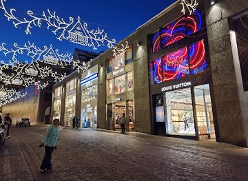 switzerland/st-moritz/shop/palace-galerie-mall-with-lift-stairs