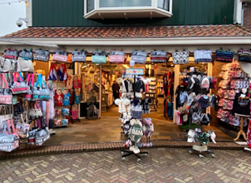 netherlands/volendam/shop/v-o-f-jonk-gifts-souvenirs-klaas-jonk-dutch-costumes